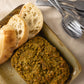 Une assiette de végé pâté aux patates douces, du pain de blé et des amandes. 
